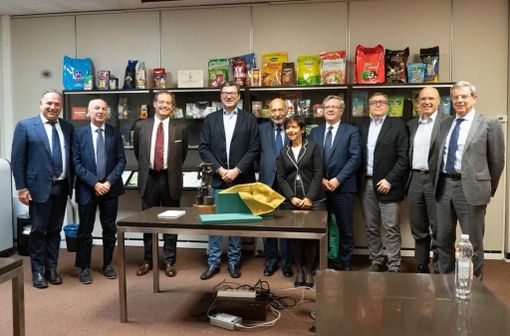 Il ministro Giorgetti in visita alla Goglio in una foto tratta dalla pagina Facebook dell'azienda di Daverio