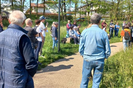 Le persone che si sono radunate all’anello di via Morelli