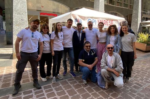 Infermieri tra la gente, col sorriso: «Ma le difficoltà crescono»
