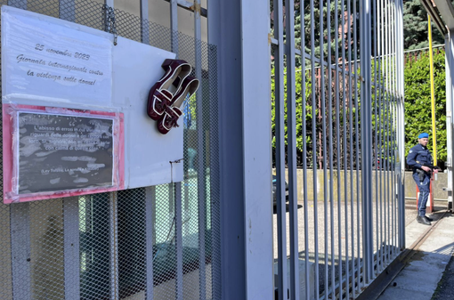 Un messaggio contro la violenza sulle donne all'ingresso del carcere dei Miogni