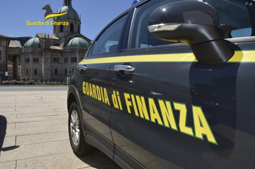 La Guardia di Finanza di Como passa al setaccio i negozi