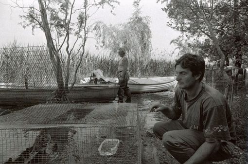 Carlo Bossi, in secondo piano, con il figlio Daniele prima di una battuta di pesca (foto archivio Chiodetti) Carlo Bossi, in secondo piano, con il figlio Daniele prima di una battuta di pesca (foto archivio Chiodetti)