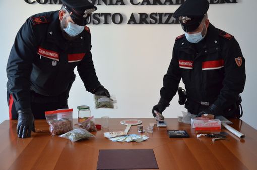 Traditi dal coprifuoco, i carabinieri li fermano e trovano la droga: nei guai due giovani di Busto