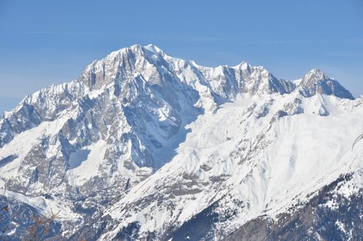 Monte Bianco: crolla un seracco, almeno un morto e quattro feriti Monte Bianco: crolla un seracco, almeno un morto e quattro feriti
