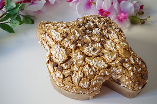 La colomba batte le uova di cioccolato nelle case dei varesini