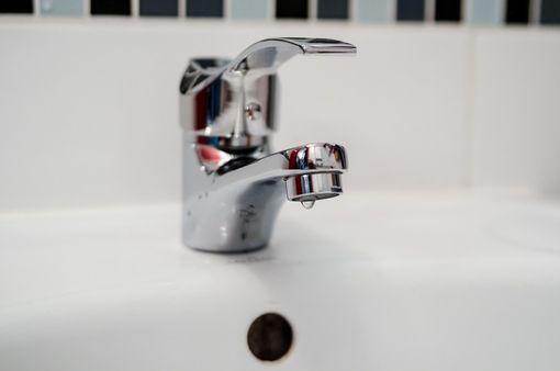 Interventi notturni a Carnago: sospensione temporanea dell'acqua per lavori sulla rete idrica Interventi notturni a Carnago: sospensione temporanea dell'acqua per lavori sulla rete idrica