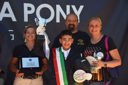 Coppa, coccarda e fascione per Lorenzo Landoni e il suo pony