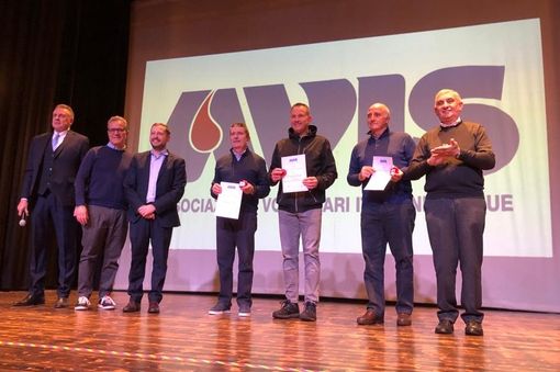 I premiati per le 120 donazioni. Sotto, quelli per le 100 e 75 e i docenti referenti delle scuole