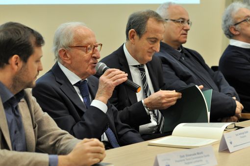 Il dottor Ambrogio Gobbi a una conferenza di alcuni anni fa (foto di repertorio)