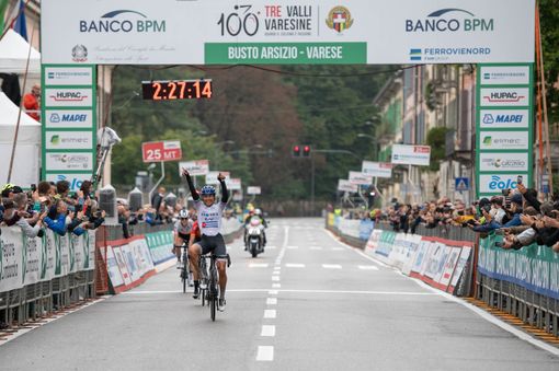 VIDEO. De Marchi vince la Tre Valli Varesine del centenario. Duello all'ultimo metro con Formolo