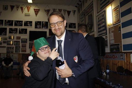 Voglia di abbracci: foto speciali, cominciando dall'abbraccio del mister con Daniele De Grandis due anni fa