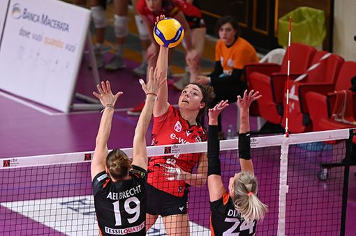 La Uyba parte male, poi si impone a Pinerolo La Uyba parte male, poi si impone a Pinerolo