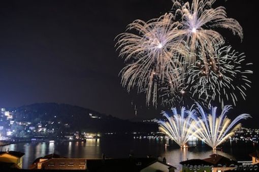 Conto alla rovescia per i fuochi di Ferragosto a Laveno. Show, musica, gastronomia e quattro treni speciali per l'evento clou dell'estate varesina