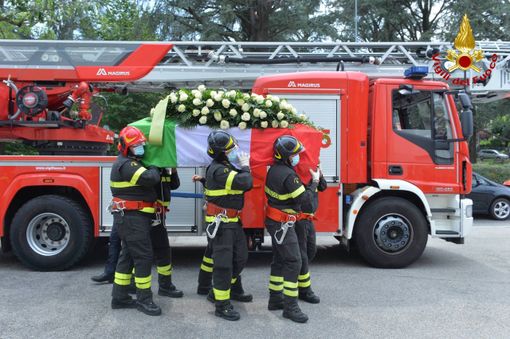 «Ciao Gennaro ti porteremo sempre nel nostro cuore». I vigili del fuoco salutano il direttore speciale De Filippis