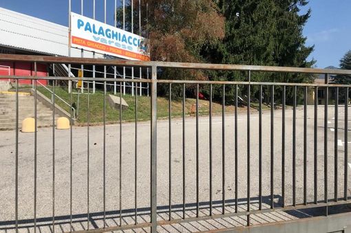 La questione palaghiaccio approda in consiglio comunale: «Ignorate le richieste delle associazioni»