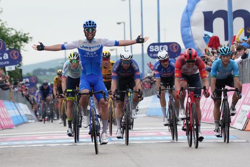 Stop alle critiche sul Giro-noia. Matthews vince a Melfi, prima "sfida" Evenepoel-Roglic