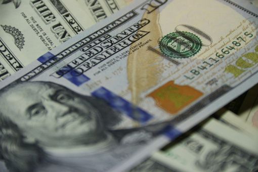 Perché il dollaro americano è in difficoltà nel 2025 e come si ripercuote su di voi?
