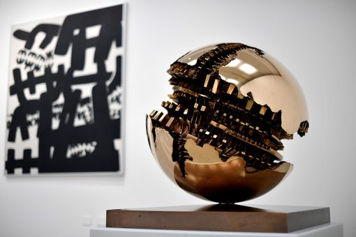 Addio ad Arnaldo Pomodoro, gigante della scultura italiana Addio ad Arnaldo Pomodoro, gigante della scultura italiana