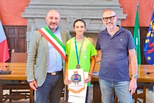 Michelle Spinoni della Ju Green premiata dal sindaco di Somma Lombardo