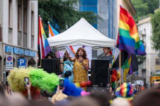 Vladimir Luxuria guida la marea colorata al Varese Pride 2025 (foto Galbiati)
