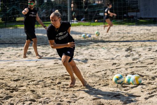 Sophie Blasi in azione sulla sabbia