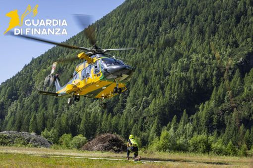 Uno degli elicotteri del reparto volo della Guardia di Finanza di Varese in azione sulle montagne