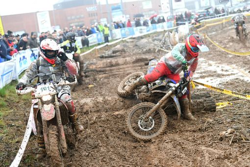 Fango e cadute nel 25° Green Pistons