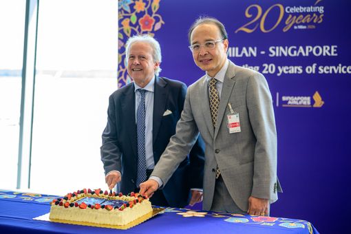 Nella foto in allegato Aldo Schmid, Responsabile Aviation Business Development di SEA Aeroporti di Milano, e Mr. Joey Seow, Regional Vice Precidente Europe Singapore Airlines, al taglio della torta durante la cerimonia dei 20 anni a Malpensa