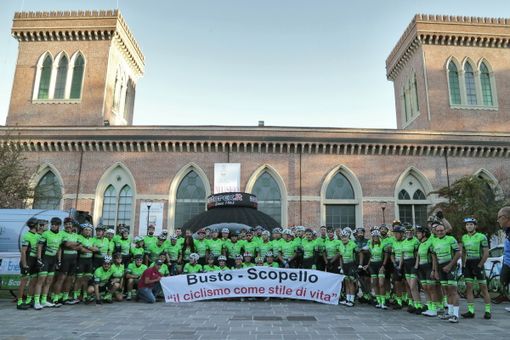 Busto-Scopello, ali di folla per i ciclisti bustesi che hanno pedalato per cento chilometri