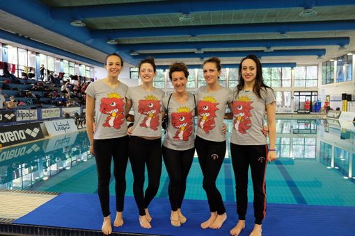 Le rappresentanti della Busto Nuoto al Campionato Nazionale invernale Master di Verona con l'allenatrice Chiara Vandone