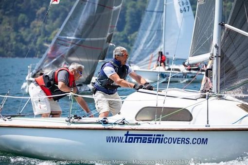 L'equipaggio bustocco Crespi-Speroni di “Tomasini/How Lucky”. Sotto il vincitore: Enrico Negri