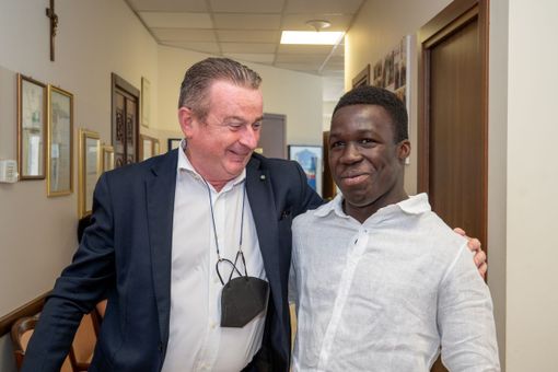 Willy Gnonto con il direttore di Acof e del liceo Pantani, Mauro Ghisellini