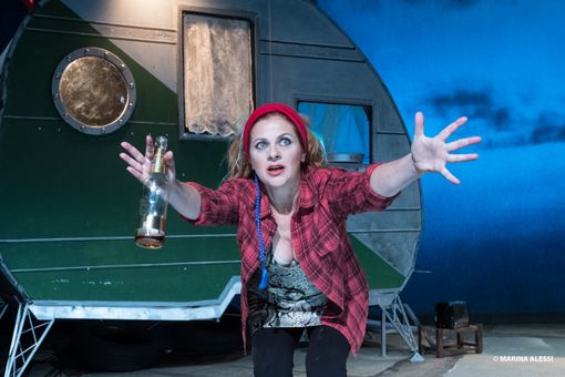 Marina Massironi con “Le verità di Bakersfield” al Teatro Giuditta Pasta Marina Massironi con “Le verità di Bakersfield” al Teatro Giuditta Pasta