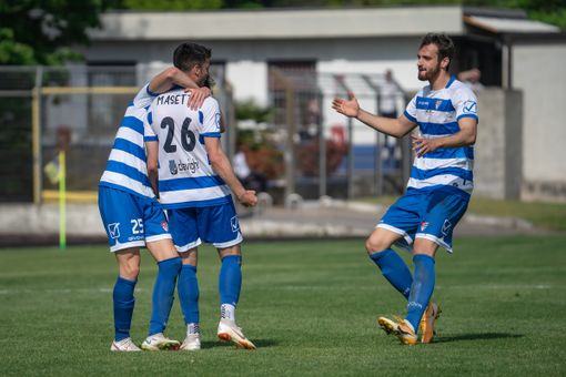 Masetti celebrato dai suoi compagni (foto di Marco Giussani)