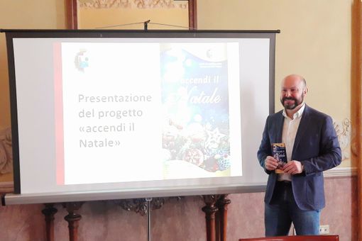L'assessore Tarlazzi presenta Accendi il Natale a Castellanza