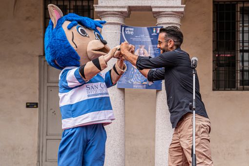 La mascotte saluta Ricky Colombo e tutti i protagonisti e i fans nelle foto di Marco Giussani