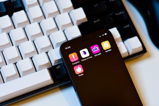 Il Problema delle Escort sulle App di Incontri: Un Fenomeno in Crescita tra False Identità e Sfruttamento delle Immagini di Influencer