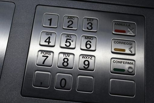 Diciottenne di Busto rapinato e sequestrato in vacanza: «Rivuoi il cellulare? Preleva i soldi dal bancomat» Diciottenne di Busto rapinato e sequestrato in vacanza: «Rivuoi il cellulare? Preleva i soldi dal bancomat»