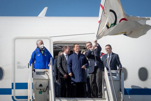La bandiera olimpica sventola a Malpensa
