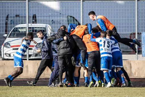 L'abbraccio dei tigrotti a Le Noci dopo il gol: le foto sono di Marco Giussani
