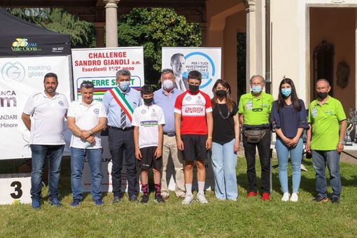 La premiazione degli esordienti vincitori al Memorial Sandro Gianoli (foto di Giordano Azzimonti)
