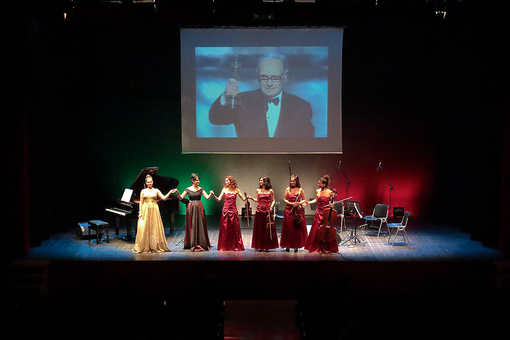 La formazione che si esibirà al castello visconteo davanti all'immagine del Maestro, premio Oscar