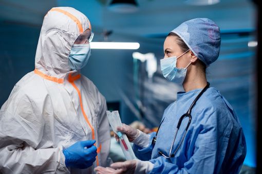Covid-19, in Italia oggi 7.970 contagi e 307 vittime. In Emilia e Campania più casi che in Lombardia