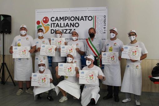I pizzaioli medagliati con il sindaco di Busto, Emanuele Antonelli