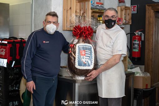 Un uovo gigante di cioccolato marchiato Pro Patria. La sorpresa? La vittoria con la Juve