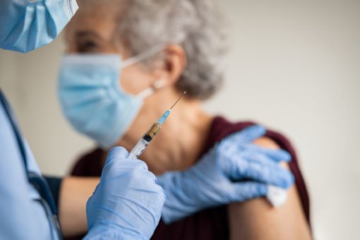 Vaccini agli over 80, nel Varesotto si accelera. Ats: «Entro metà aprile prima dose per tutti»