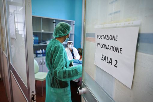 Entro un mese tre milioni di vaccini per la Lombardia: «Una dose per tutti entro fine luglio» Entro un mese tre milioni di vaccini per la Lombardia: «Una dose per tutti entro fine luglio»