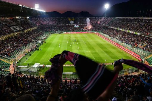 La foto dello spettacolo a Palermo, dal profilo della società, il dono a Zeman dalla pagina dell'Entella e i risultati