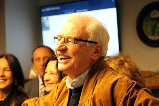 Il cavalier Romeo Mazzucchelli (da una foto della festa Ascom quando concluse il mandato) è una figura di riferimento anche per il sociale in città