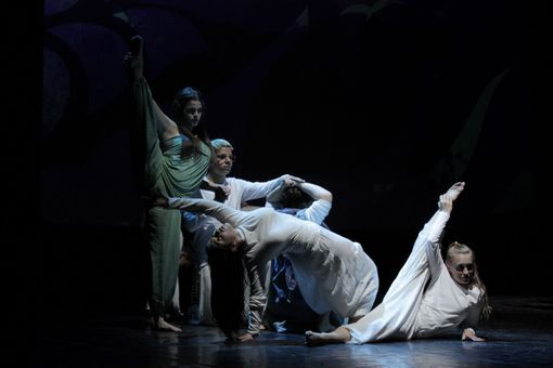 L’applauso di 500 spettatori al teatro Sociale per gli studenti del liceo Scienze umane di Acof